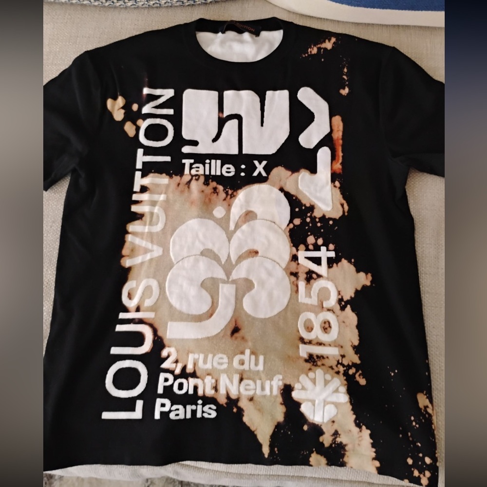 Authentic  Louis Vuitton Short Sleeve (Wool)